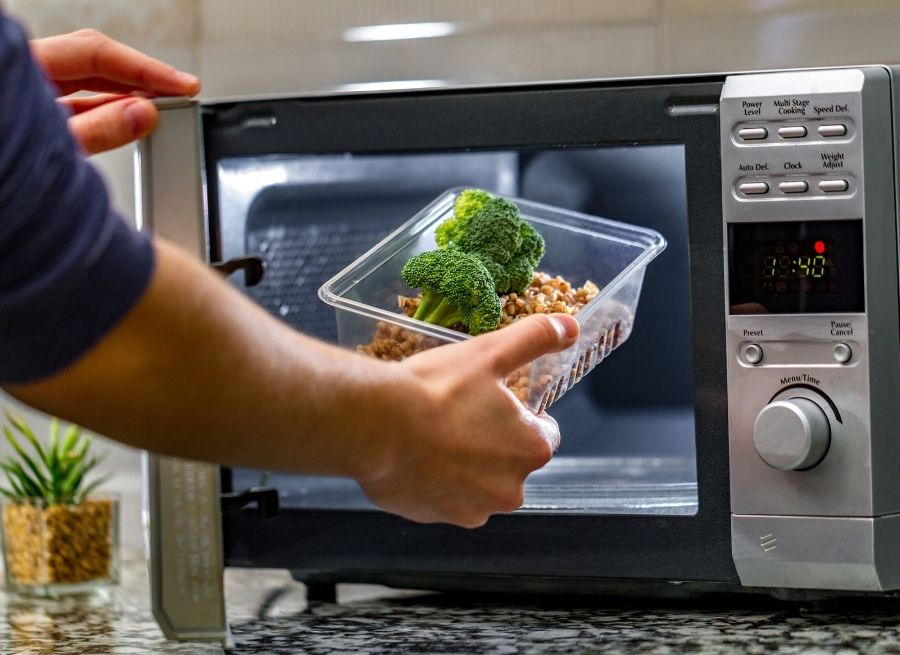 can you microwave plastic takeout containers