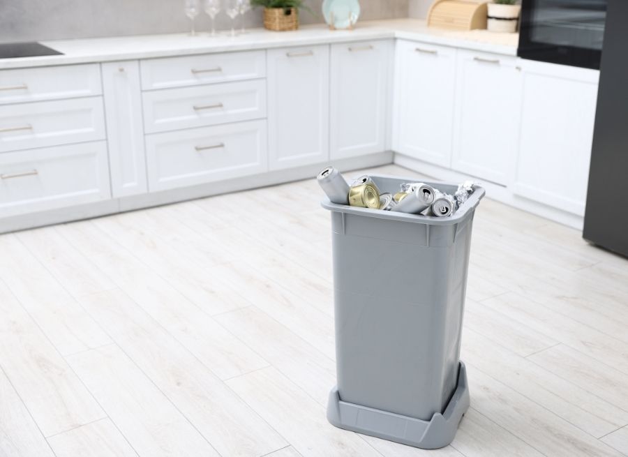 how many gallons is a standard kitchen trash can