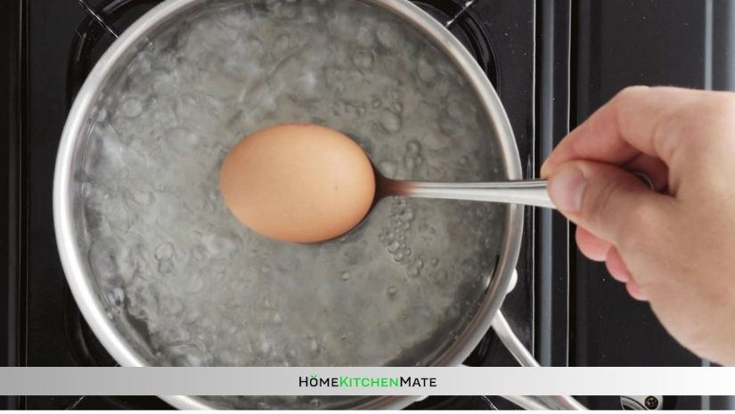 how many minutes to hard boil an egg in microwave