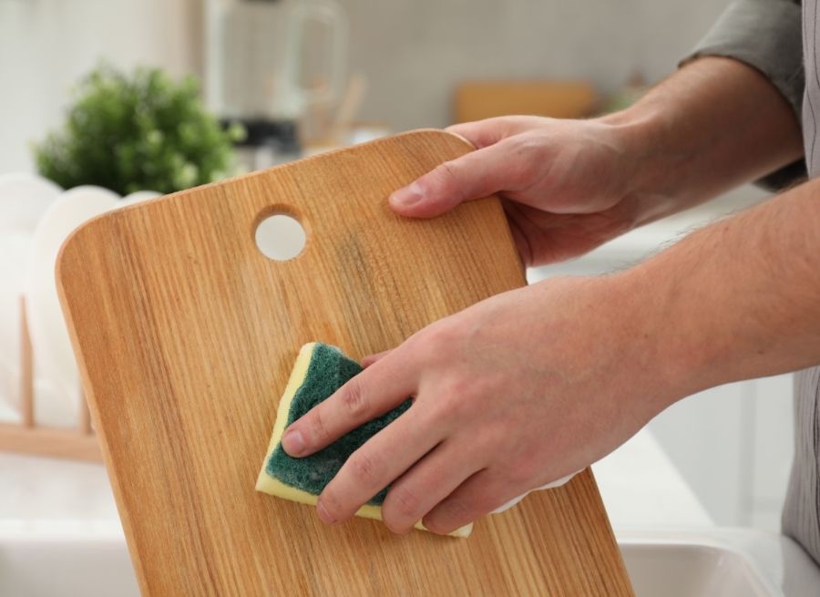 can a wooden cutting board go in the dishwasher