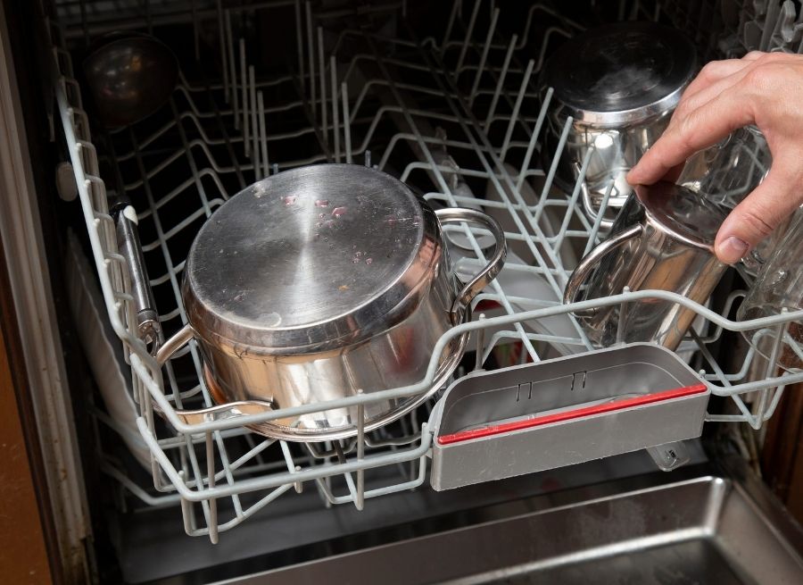 can stainless steel pans go in the dishwasher