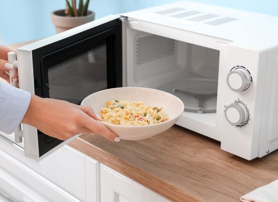 can you plug a microwave into a power strip