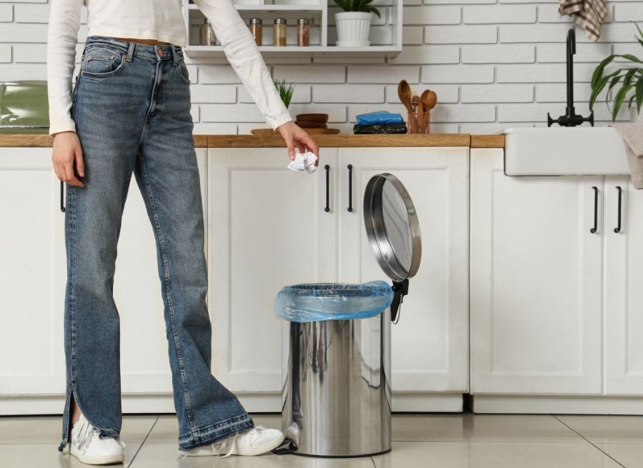 how many gallons is a standard kitchen trash can